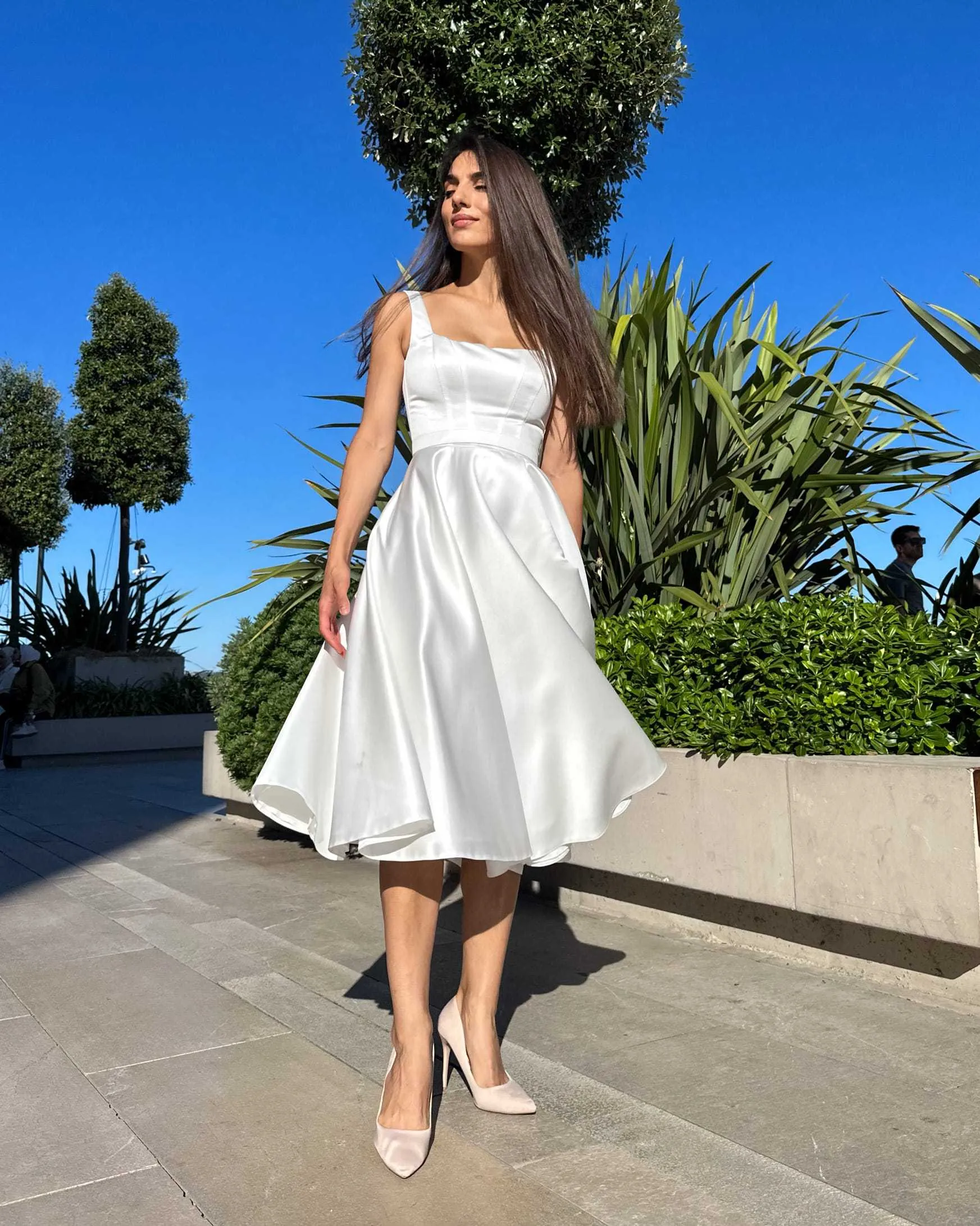Rochie eleganta midi alba cu slit si decolteu